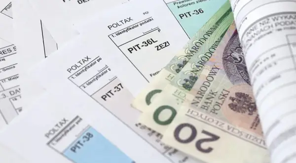 Formularze PIT i polskie banknoty. Kiedy można rozliczyć PIT 2026? Czas na podatki i pieniądze.