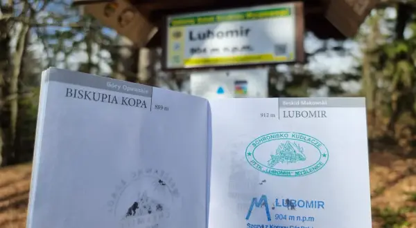 Na szlaku lubomir, przewodnik turystyczny z pieczątkami z Lubomira i Biskupiej Kopy.