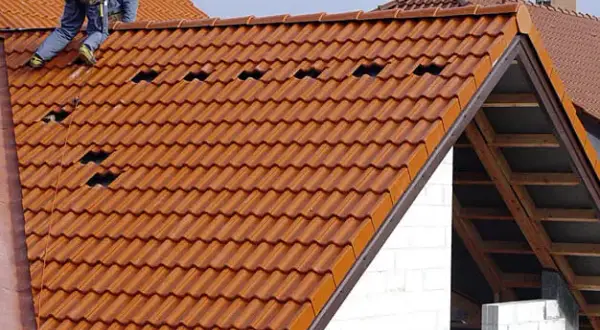 Kto wyrabia płytki dla dekarza? Sprawdź najlepszych producentów