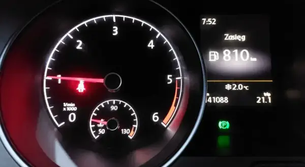 Na desce rozdzielczej widać obrotomierz, wskaźnik paliwa i zasięg 810 km. Zastanawiasz się, ile trwa wypalanie DPF podczas jazdy?