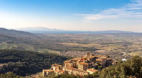 Gavorrano cosa vedere: borgo medievale arroccato su una collina, con vista panoramica sulla campagna toscana e sul mare.
