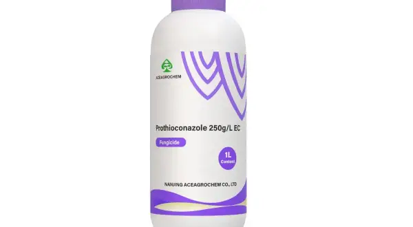 Biała butelka z fioletową nakrętką, zawierająca fungicyd Prothioconazole 250g/L EC, pojemność 1L.