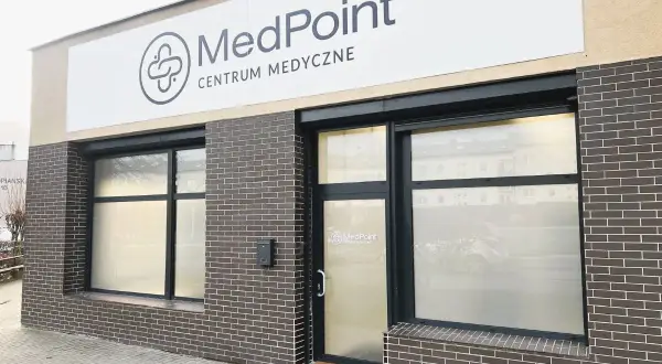 Elegancka fasada centrum medycznego MedPoint w Szczecinie z logo i dużymi oknami.
