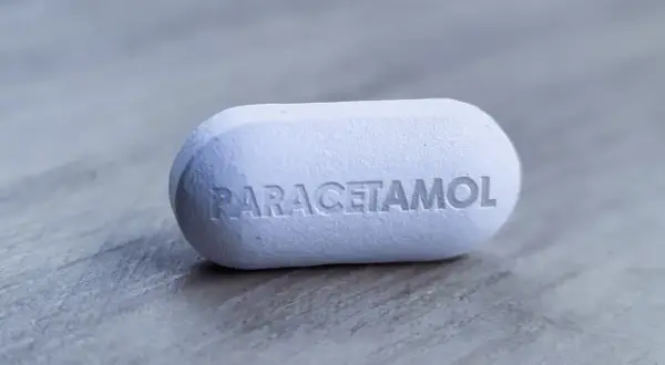 Biała tabletka z napisem PARACETAMOL. Czy apap można brać przy nadciśnieniu? Konsultacja z lekarzem jest kluczowa.