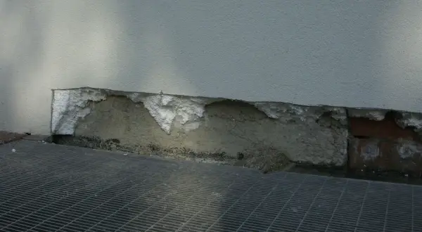 Il polistirene estruso a cosa serve? Qui si vede un isolamento danneggiato, probabilmente per proteggere le fondamenta.
