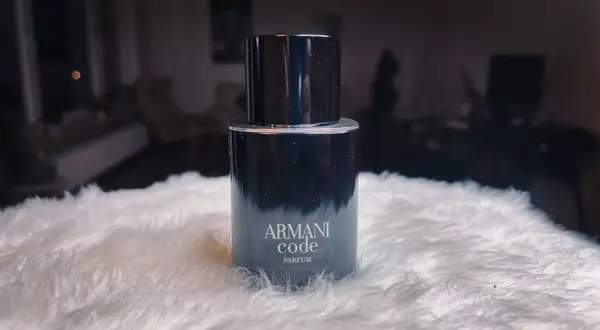 Elegancki flakon Armani Code Parfum na puszystym białym tle.