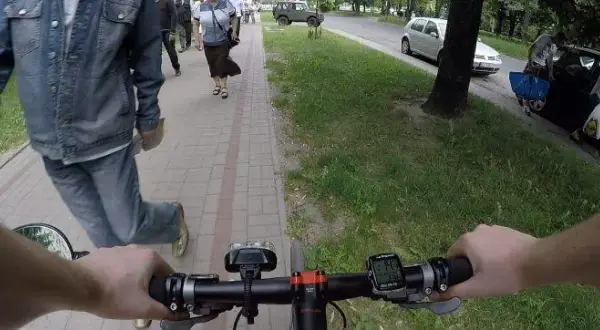 Czy można pchać motor po chodniku? Sprawdź przepisy i zasady bezpieczeństwa