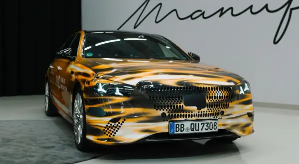 Pomarańczowy w223 z grafiką przypominającą płomienie. Na masce i bokach widoczne napisy "110 YEARS OF INNOVATION".