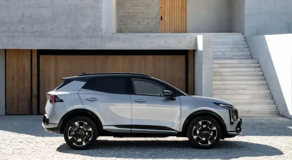 Nowoczesny Kia Sportage prezentuje swoje dynamiczne linie i imponujące kia sportage wymiary na tle minimalistycznej architektury.