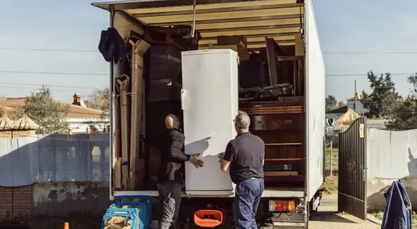 Jak bezpiecznie transportować lodówkę? Uniknij awarii!