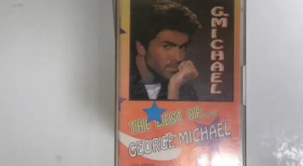 Kasetka z najlepszymi utworami George Michael. Okładka przedstawia artystę i tytuł "The Best Of... George Michael".