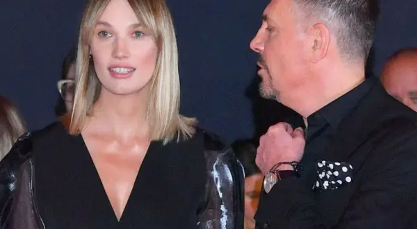 Krzysztof Ibisz z żoną, piękną blondynką, na evencie.