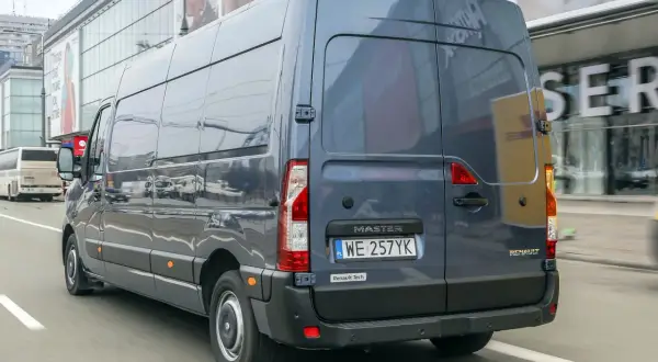 Renault Master 3 w ruchu miejskim. Wymiana żarówki H7 w tym modelu jest prosta.