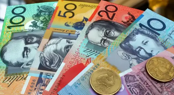 AUD to waluta Australii. Na zdjęciu widać banknoty o nominałach 10, 20, 50 i 100 dolarów australijskich oraz monety.