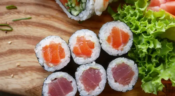 Ile sushi na 2 osoby? Sprawdź, ile zamówić, by nie żałować