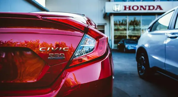 Czerwony Civic Turbo przed salonem Hondy. Marzenie o zakupie samochodu na fakturę przez osobę fizyczną staje się rzeczywistością.