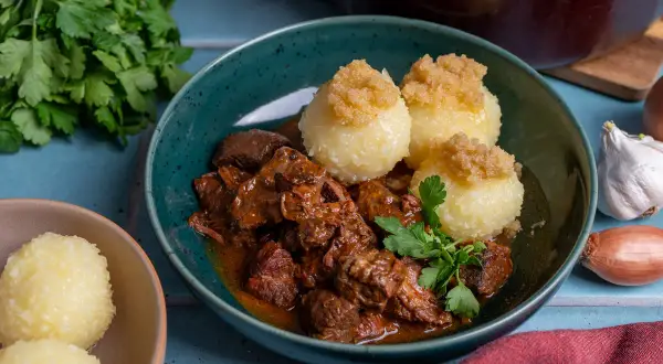 Herzhaftes Rindergulasch mit Klößen, ein Klassiker für jedes rindergulasch rezept. Frisch garniert mit Petersilie.