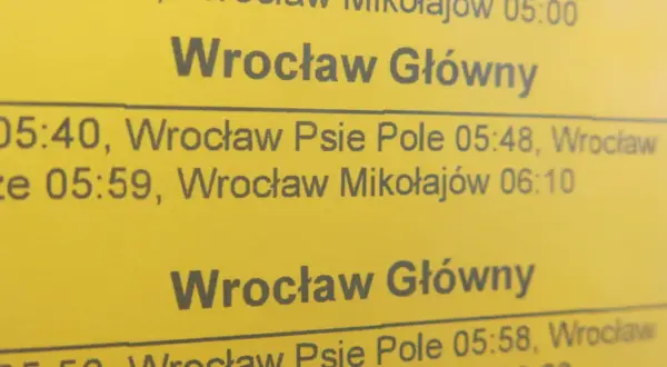 Plakatowy rozkład jazdy Wrocław Główny. Sprawdź godziny odjazdów pociągów do Wrocławia Psie Pole i Wrocławia Mikołajów.