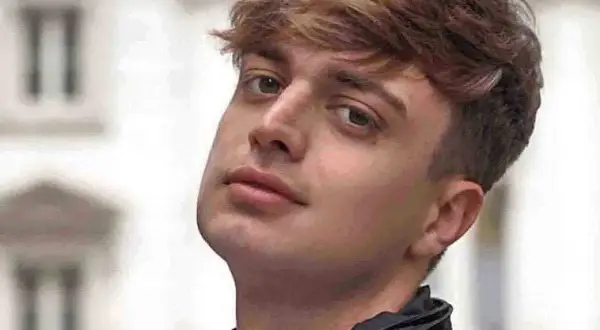 Primo piano del cantante Cioffi, con capelli castani e sguardo intenso.