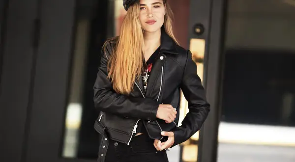 Dziewczyna w czarnej ramonesce i czapce, uosobienie rockowego stylu ubierania.