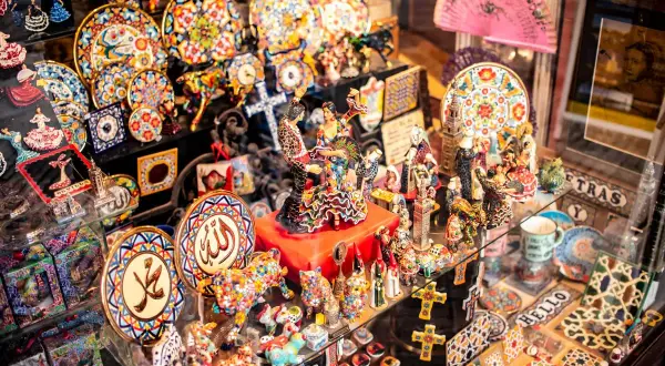 Kolorowe pamiątki z Hiszpanii: figurki tancerzy flamenco, talerze z motywami, wachlarze i mozaikowe ozdoby. Idealne, by pomyśleć, co przywieźć z Hiszpanii.