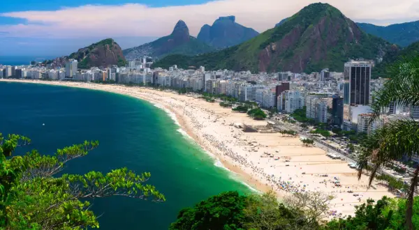 Widok na Copacabana, plażę w Rio de Janeiro, z górami w tle. Lotnisko Rio de Janeiro jest niedaleko.
