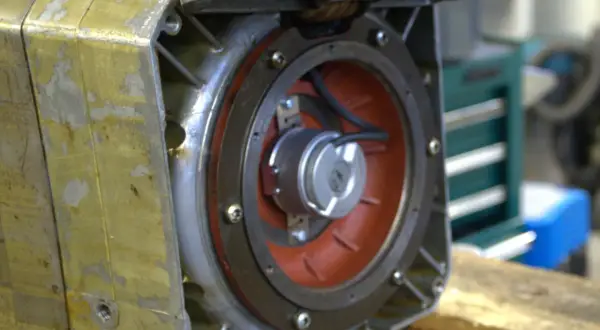 Widok wnętrza silnika z widocznym mechanizmem hamulca silnika elektrycznego.