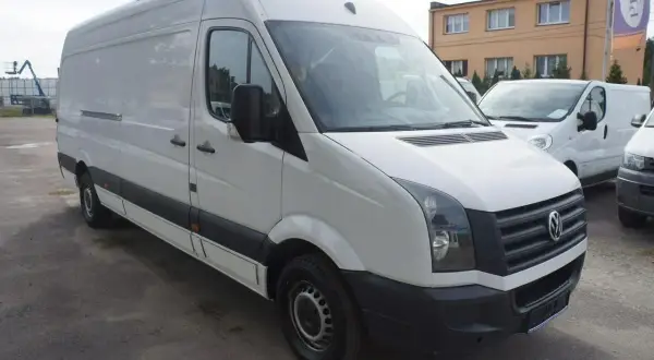 Biały Volkswagen Crafter L3H2, idealny do transportu. Poznaj jego wymiary i możliwości.