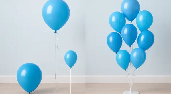 Jak zawiązać balon foliowy na patyk? Kilka niebieskich balonów, jeden na patyku, inny na wstążce, a grupa na stojaku.