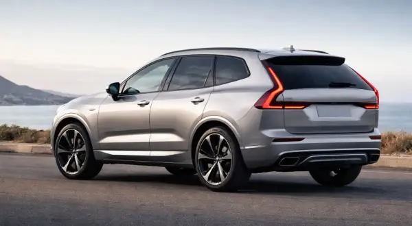 Silver Volvo XC60 laddhybrid testad längs en kustväg.