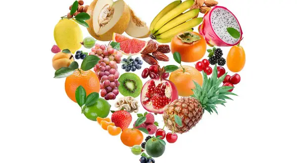 Un cœur de fruits et noix, une alimentation saine pour faire baisser le cholestérol. Melons, bananes, grenades, agrumes, baies, kiwis, ananas, amandes.