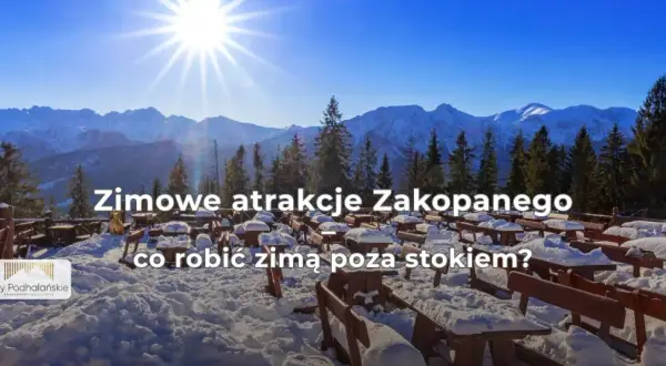 Słoneczny dzień w górach. Alpy zimą, pokryte śniegiem, z lasem i pustymi stolikami na pierwszym planie.