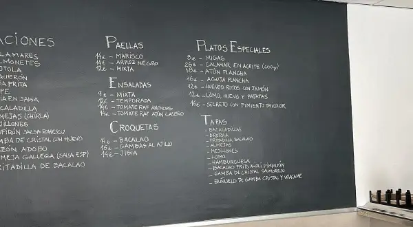 Carta del bar Angelita en Cabo de Gata: paellas, ensaladas, croquetas, tapas y platos especiales.
