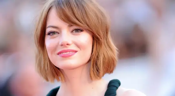 Emma Stone z zielonymi oczami i subtelnym makijażem, który podkreśla ich kolor. Idealny przykład, jaki makijaż do zielonych oczu.