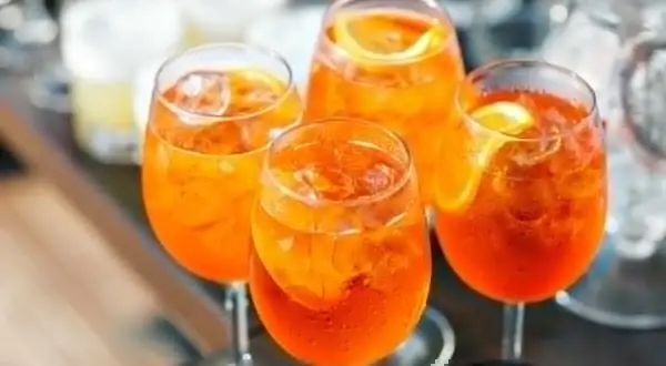Orzeźwiające Aperol Spritz, idealne na lato. Prosty aperol przepis, by poczuć włoski klimat.