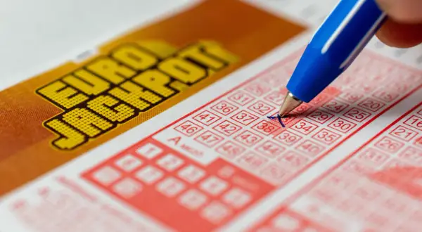 Niebieski długopis zaznacza liczbę 38 na kuponie Eurojackpot. Czy to klucz do tego, dlaczego Niemcy wygrywają w Eurojackpot?