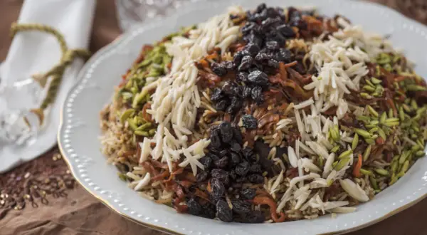 En generös portion kabuli pulao, toppad med russin, mandelflagor och pistagenötter.