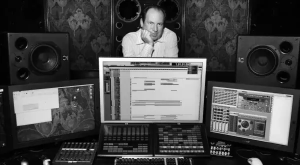Hans Zimmer w swoim studiu, otoczony sprzętem, tworzy muzykę do swoich słynnych filmów.