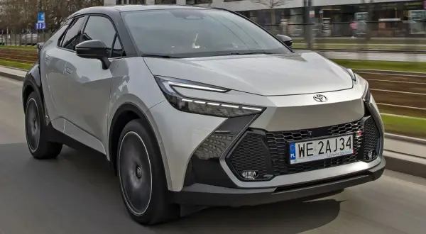 Nowy Toyota C-HR w ruchu miejskim. Sprawdź aktualną toyota chr cena i ofertę.