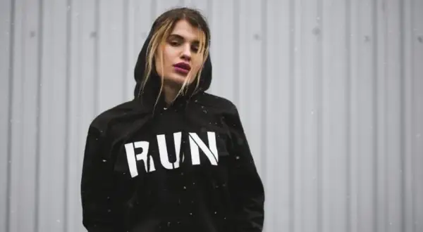 Bluza loose fit - co to znaczy i jak wybrać idealny fason?
