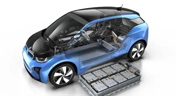 BMW i3 z wyjętym pakietem baterii. Widoczny jest przekrój pojazdu, ukazujący jego wnętrze i układ napędowy. Idealny do i3 serwis.