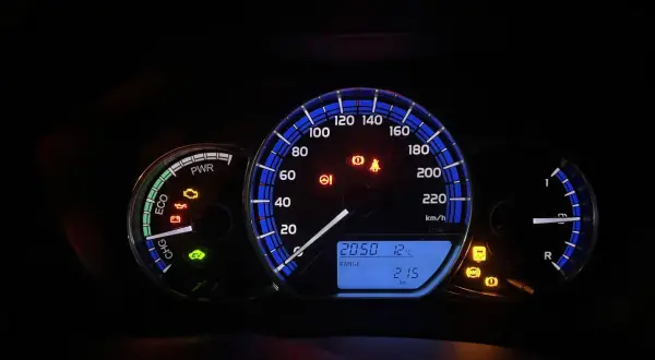 Varninglampor lyser på instrumentpanelen på en Toyota Yaris Hybrid, vilket indikerar ett problem.