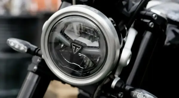 Reflektor motocykla z logo Triumph i dodatkowe światła LED.