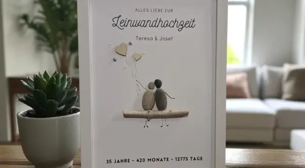 Gerahmtes Bild mit Steinfiguren eines Paares, das auf einem Ast sitzt. Es feiert den 35. Hochzeitstag von Teresa & Josef.
