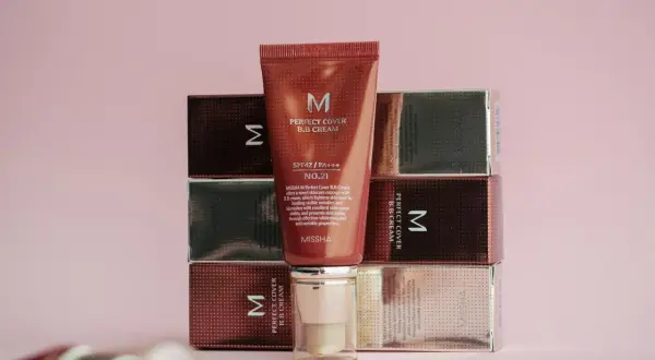 Krem BB Missha Perfect Cover. Zastanawiasz się, czym się różni krem CC od BB? Ten produkt to BB, który kryje, rozjaśnia i pielęgnuje.