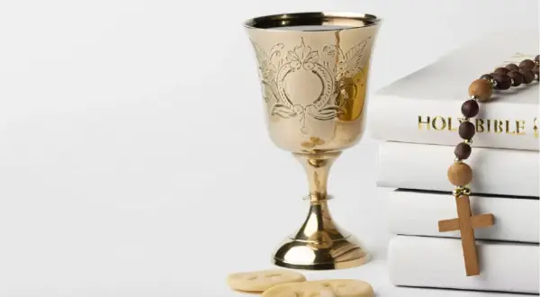 Kielich, hostie, Biblia i różaniec. Jak uzyskać odpis aktu chrztu do ślubu w innej parafii?