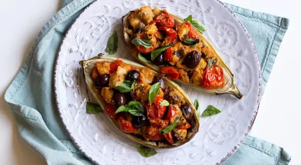 Melanzane bianche ripiene, un'idea gustosa per le tue ricette. Pomodorini, olive e basilico completano questo piatto.