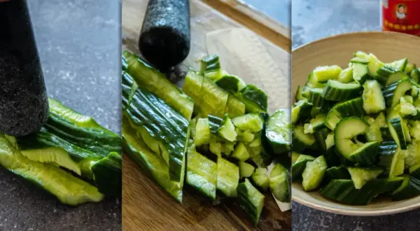 En hand krossar gurka med en mortel. Sedan hackas gurkan och läggs i en skål för en härlig smashad gurksallad.