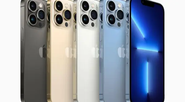 Pięć iPhone'ów 13 w różnych kolorach: grafitowy, złoty, biały, niebieski i z włączonym ekranem.
