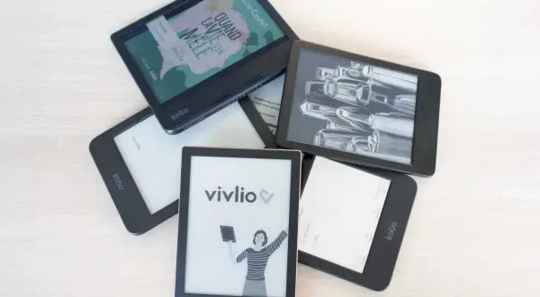 Pile d'e-readers Kobo et Vivlio, certains affichant des couvertures de livres ou des illustrations. Le logiciel Kobo est visible sur plusieurs appareils.